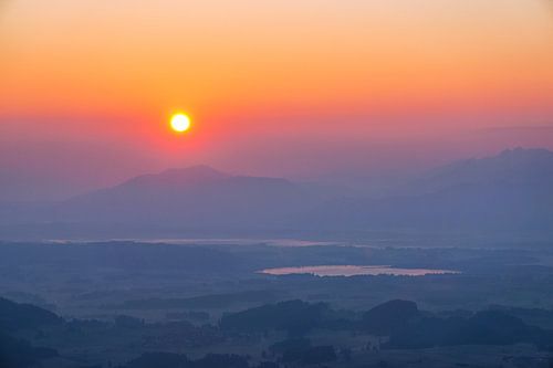Zonsopgang over de Forggensee en Hopfensee met uitzicht op de bergen