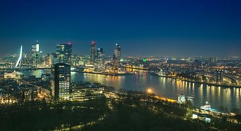 Panorama skyline Rotterdam bij Nacht