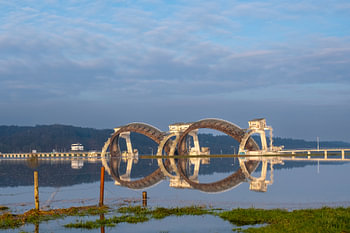 Stuw bij Driel bij hoog water