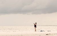 Vrouw op het strand van Kim Verhoef thumbnail