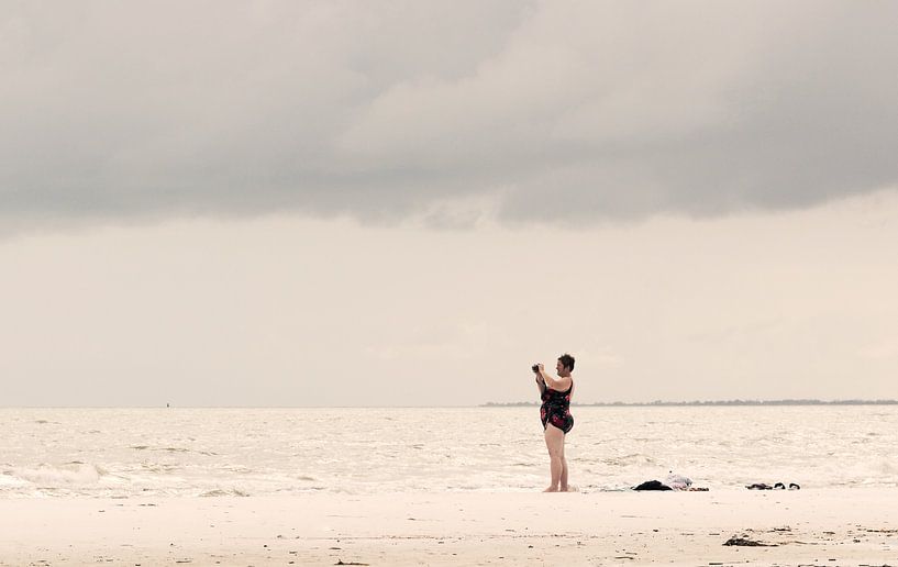 Vrouw op het strand van Kim Verhoef
