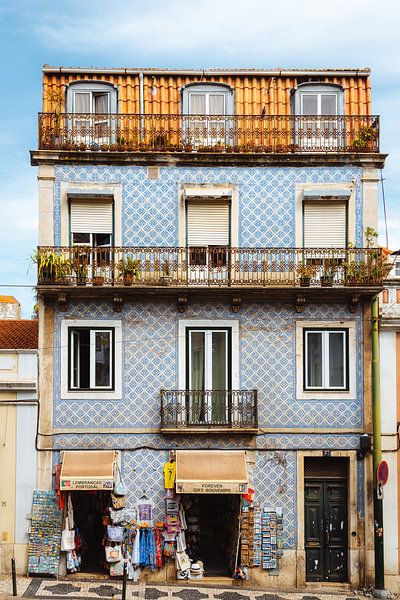 Building with Portuguese tiles in Alfama, Lisbon by Karlijn Meulman