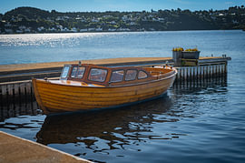 Vieux bateau en bois amarré à un embarcadère dans un fjord paisible en Norvège sur Fechita Florentina Catalina