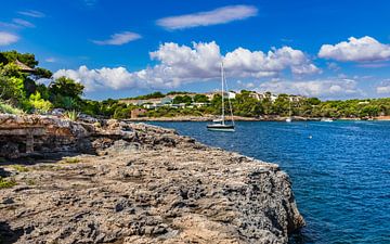 Zeiljacht aan de kust op Mallorca, Spanje van Alex Winter