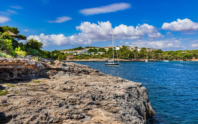 Segelyacht an der Küste von Mallorca, Spanien von Alex Winter