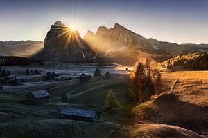 Stimmungsvolle Seiser Alm in den Dolomiten am Morgen.