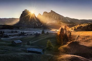 Sfeervolle Alpe di Siusi in de Dolomieten in de ochtend. van Voss Fine Art Fotografie