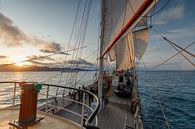 Zonsondergang aan boord van hetTallship Antigua. van Menno Schaefer thumbnail