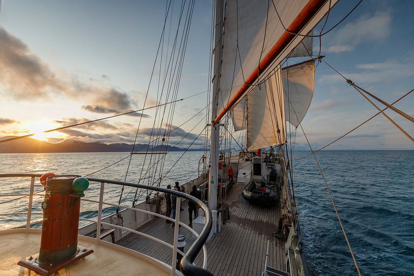 Zonsondergang aan boord van hetTallship Antigua. van Menno Schaefer
