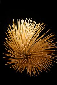 Pasta von oben sieht aus wie ein Feuerwerk