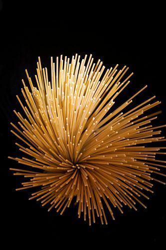 Pasta von oben sieht aus wie ein Feuerwerk