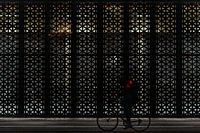 Le cycliste avec les feux rouges