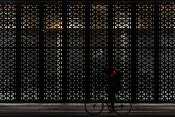 De fietser met de rode verlichting van zeilstrafotografie.nl