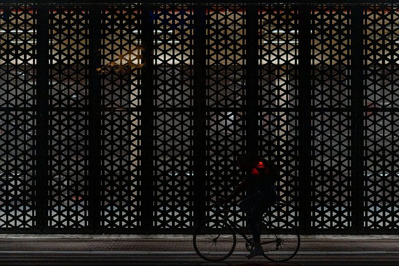 Le cycliste avec les feux rouges par zeilstrafotografie.nl