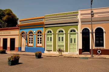 Kleurrijke, koloniale huisjes in Manaus, Brazilië van Karel Frielink