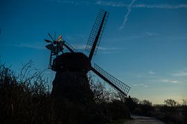 Silhouette einer Windmühle mit Natur im Hintergrund von Matthias Korn