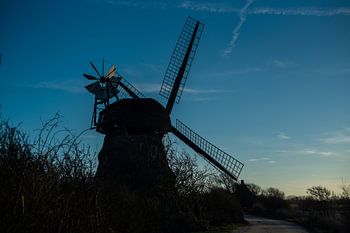Silhouette einer Windmühle mit Natur im Hintergrund