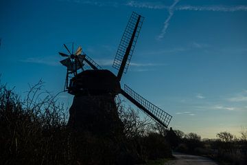 Silhouet van een windmolen met de natuur op de achtergrond van Matthias Korn