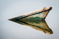 Reflectie van een oude, verzonken boot in het water van Ellis Peeters thumbnail