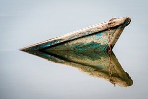 Reflectie van een oude, verzonken boot in het water