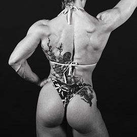 Fitnessfotografie Wanddekoration – Schwarz-Weiß und Farbe Fitnessraum in gelbem Bikini  in rotem Bikini  04 von FotoDennis.com | Werk op de Muur