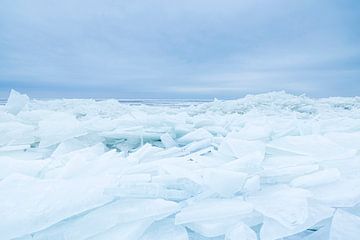 Kruiend ijs in winters landschap (Nederland) van Marcel Kerdijk