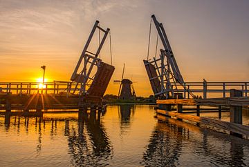 Moulins de Kinderdijk au coucher du soleil. sur Corno van den Berg