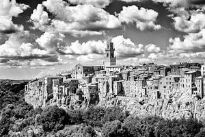Pitigliano in der Toskana, Italien (schwarz-weiß, Landschaft).