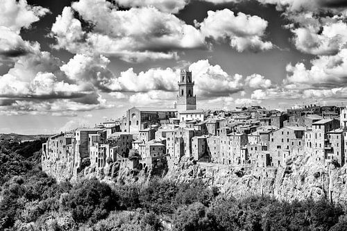 Pitigliano in Toscane, Italië. (zwartwit, liggend)