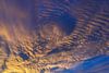 Goldene Wolken am dunkelblauen Abendhimmel 2 von Montepuro Miniaturansicht
