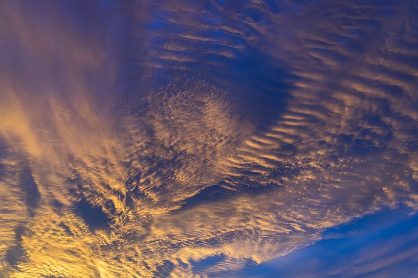 Goldene Wolken am dunkelblauen Abendhimmel 2 von Montepuro