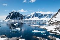 Montagnes enneigées dans la baie de l'Antarctique