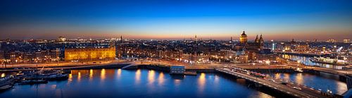 Skyline Amsterdam bij nacht panorama