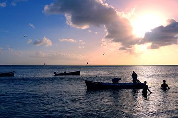 Vissers bij zonsondergang in het Caribisch gebied van Ines Porada