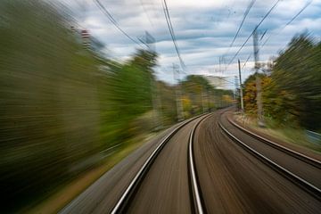 Treinrails vanuit rijdende trein: Sneltreinvaart naar Nederland vanuit Slowakije van John Ozguc