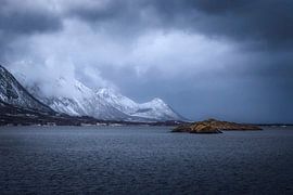 Schneebedeckte Berge ragen über das ruhige Wasser des Fiskebol in Lof von PhotoCluster