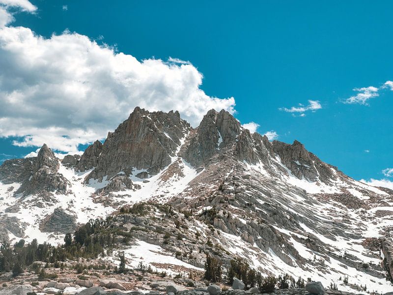Schneedecke in unwegsamem Berggelände von Marc van den Elzen