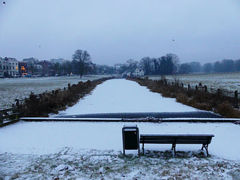 St. Jansbeek in Arnhem onder een laagje sneeuw