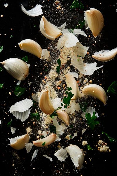 Knoblauchexplosion mit Kräutern – Dynamisch von Poster Art Shop