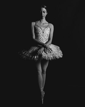 Balletdanser in zwartwit staand 04