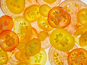 Geschnittene Tomaten in Hülle und Fülle
