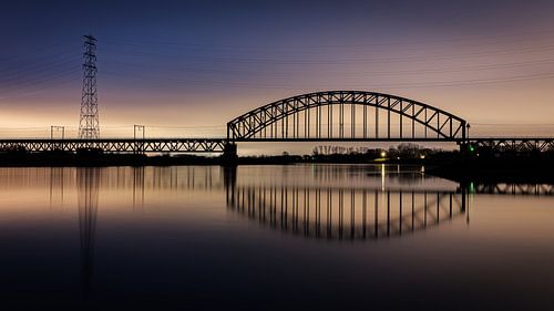 Spoorbrug in het ochtendgloren