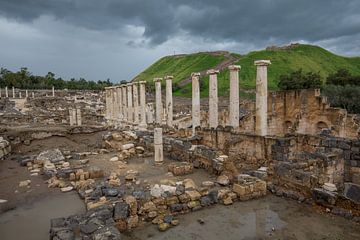 Romeinse ruines in Bet She An in Israel - rij met zuilen van Joost Adriaanse