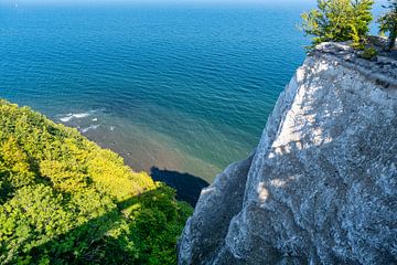Vue de la formation rocheuse de Koenigsstuhl sur la mer Baltique sur Andreas Völkel