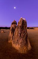 Bijzondere rots in Pinnacles desert national park bij zonsondergang net buiten Perth in Aus