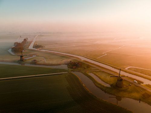 Hollands landschap in de ochtendmist