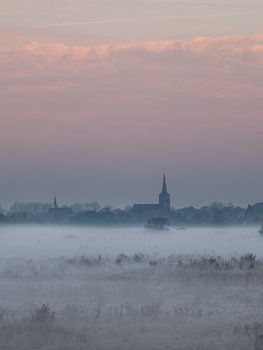 Megen steekt boven de mist uit.