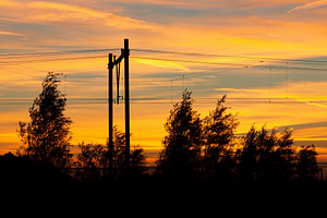 Zonsondergang bij de treinbaan met bomen
