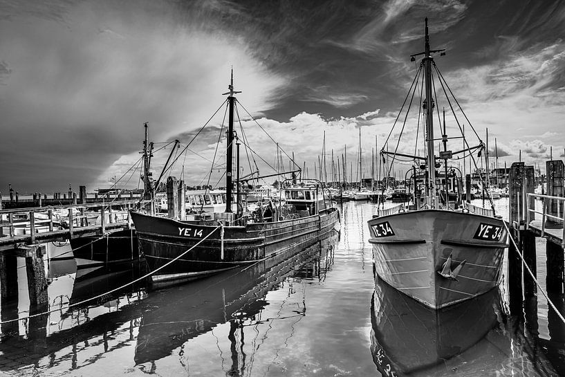 Muschelkutter im Hafen von Yerseke von Ria Overbeeke