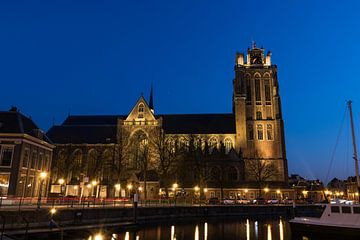 Grote Kerk in Dordrecht in de avond aan de Nieuwe Haven van Patrick Verhoef